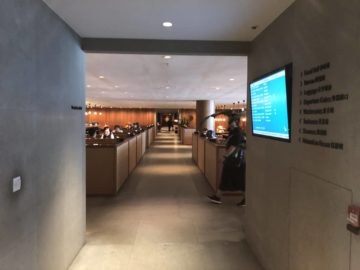 cathaypacific business class lounge the pier hongkong flur lounge