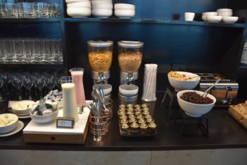 Cerealien, Milch und Nüsse