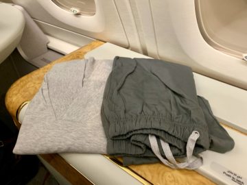 emirates alte first class a380 amenity kit pyjama