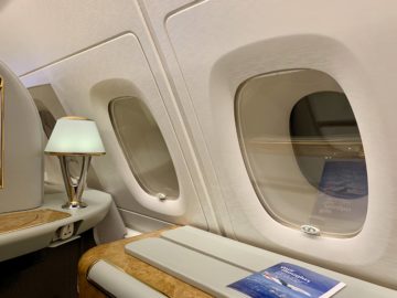 emirates alte first class a380 fenster