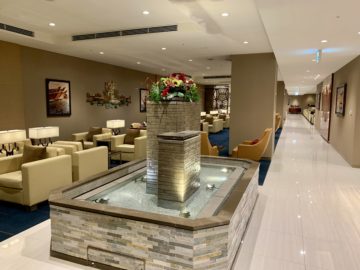 emirates lounge tokio narita brunnen 2