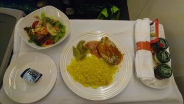 ethiopian airlines business class boeing 777 200lr abendessen2 huehnchen