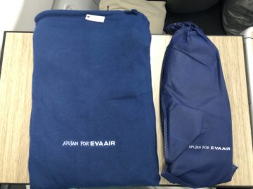 eva air business class a330 300 pyjama slipper eingepackt