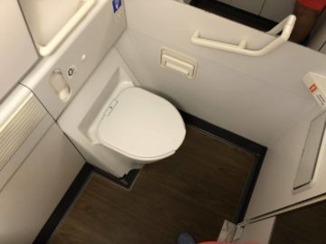 eva air business class boeing 777 300 bad toilette