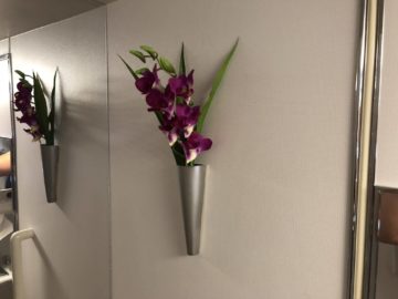 eva air business class boeing 777 300 toilette fake flowers