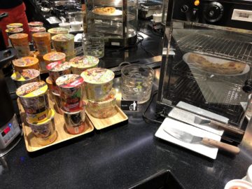 eva air lounge bangkok nudelsuppe