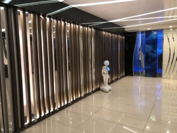 eva air lounge the star roboter begruessung