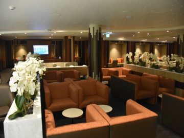 fiji airways premier lounge nadi blick aus dem zentralen sitzbereich