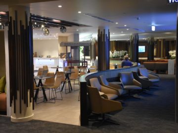 fiji airways premier lounge nadi blick vom hinter teil zum essbereich