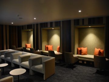 fiji airways premier lounge nadi sitznischen und sessel
