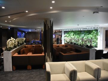 fiji airways premier lounge nadi zentraler sitzbereich mit blick zum buffet