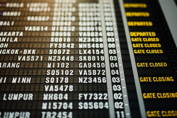fluganzeige flughafen unsplash