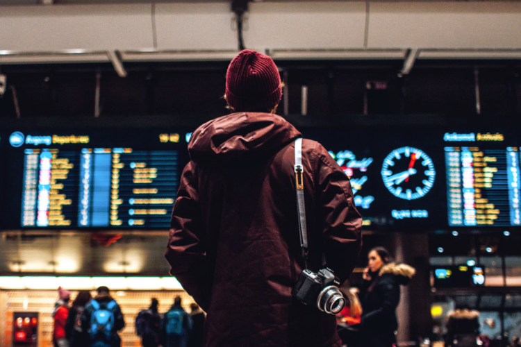 flughafen anzeige unsplash
