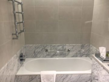 hilton budapest two bedroom suite badezimmer badewanne