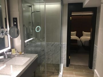 hilton budapest two bedroom suite badezimmer dusche ausgang