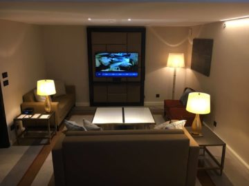 hilton budapest two bedroom suite wohnzimmer couches 2