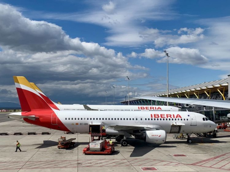 iberia airbus a320 flugzeug madrid flughafen