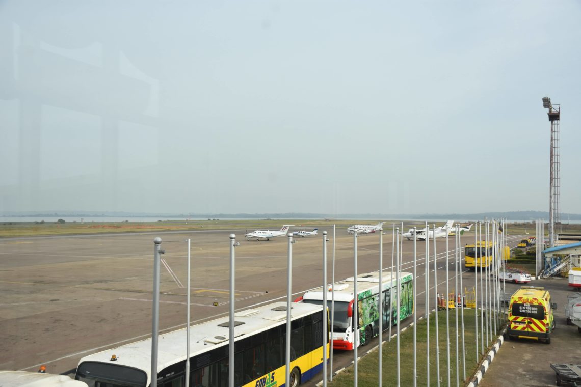 Blick auf das Rollfeld und den Viktoria See