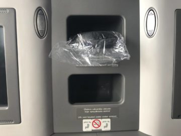latam business class boeing 787 9 stauraum mitte
