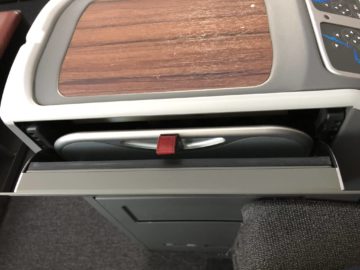 latam business class boeing 787 9 tisch verstauraum