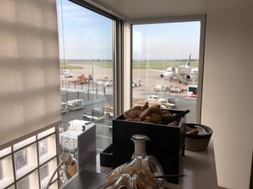 lufthansa business lounge bremen blick auf das rollfeld