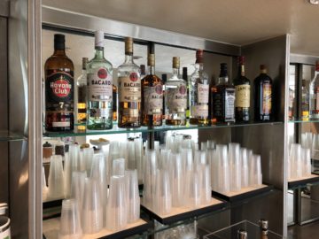 lufthansa business lounge bremen plastik becher