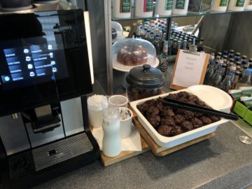 lufthansa business lounge bremen schoko muffins