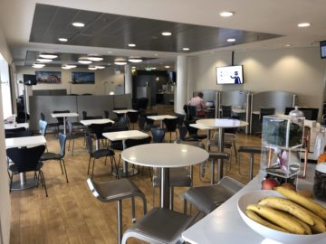 lufthansa business lounge bremen tische buffetbereich