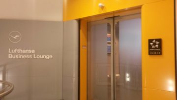 Eingang in die Lufthansa Business Lounge Frankfurt B24-B28