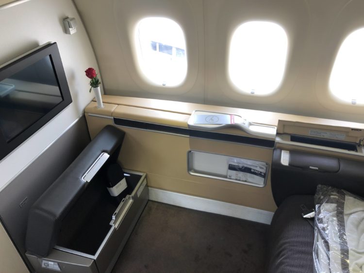 lufthansa first class boeing 747 8i blick auf den tv
