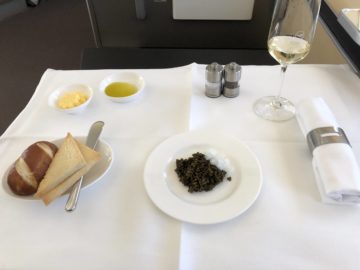 lufthansa first class boeing 747 8i kaviar brot zwiebeln