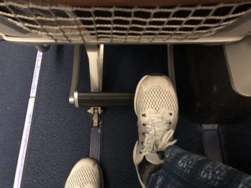 lufthansa premium economy b747 8i fussstuetze