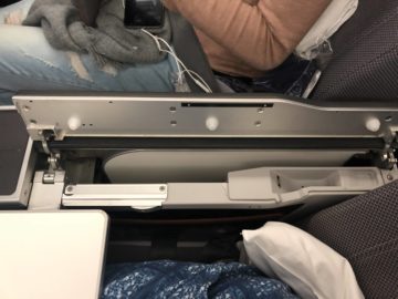 lufthansa premium economy b747 8i tisch verstauraum
