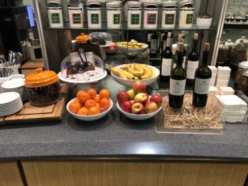 lufthansa senator lounge bremen obst cake wein