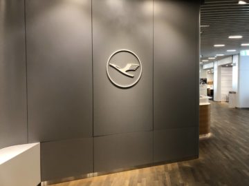 lufthansa senator lounge frankfurt a lufthansa logo