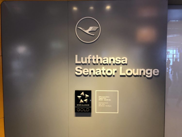 lufthansa senator lounge frankfurt a schriftzug lh
