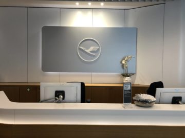 lufthansa senator lounge frankfurt a service desk