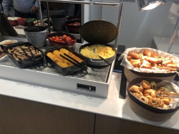 lufthansa senator lounge frankfurt a warmes fruehstueck