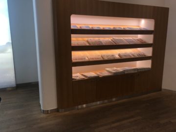 lufthansa senator lounge frankfurt a zeitschriften eingangsbereich
