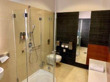 lufthansa senator lounge frankfurt c16 dusche 2
