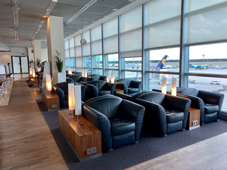 lufthansa senator lounge frankfurt c16 fensterfront 1