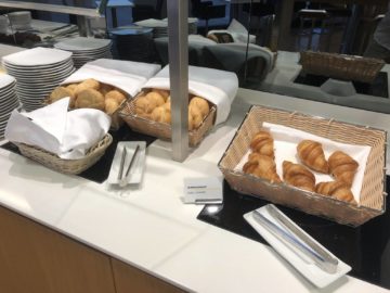 lufthansa senator lounge hannover brot croissants