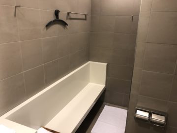 lufthansa senator lounge muenchen g24 ablageflaeche dusche