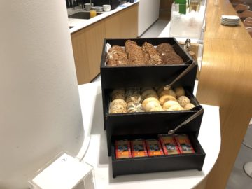 lufthansa senator lounge muenchen satellit schengen brot broetchen