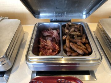 qantas international business lounge sydney bacon sausage
