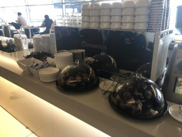 qantas international business lounge sydney kaffee muffins