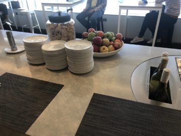 qantas international business lounge sydney obst snacks