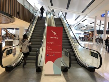qantas international business lounge sydney rolltreppe