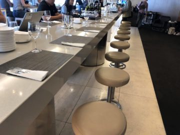 qantas international business lounge sydney sitze tresen