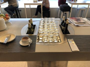 qantas international business lounge sydney weine tresen